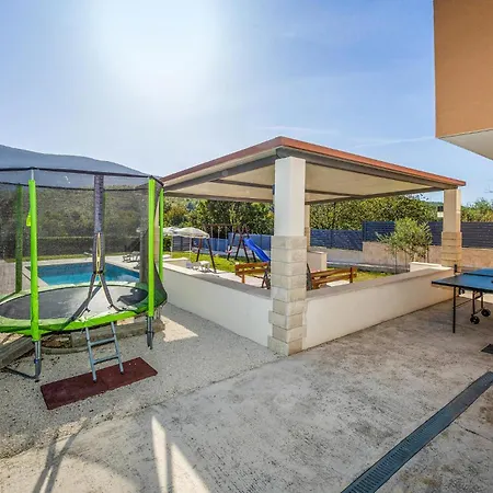 Three-bedroom In Donja Διαμέρισμα *