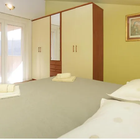 Three-bedroom In Donja Διαμέρισμα *